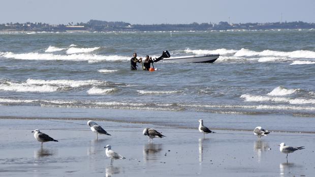 Los coquineros de Doñana reclaman soluciones definitivas contra los furtivos