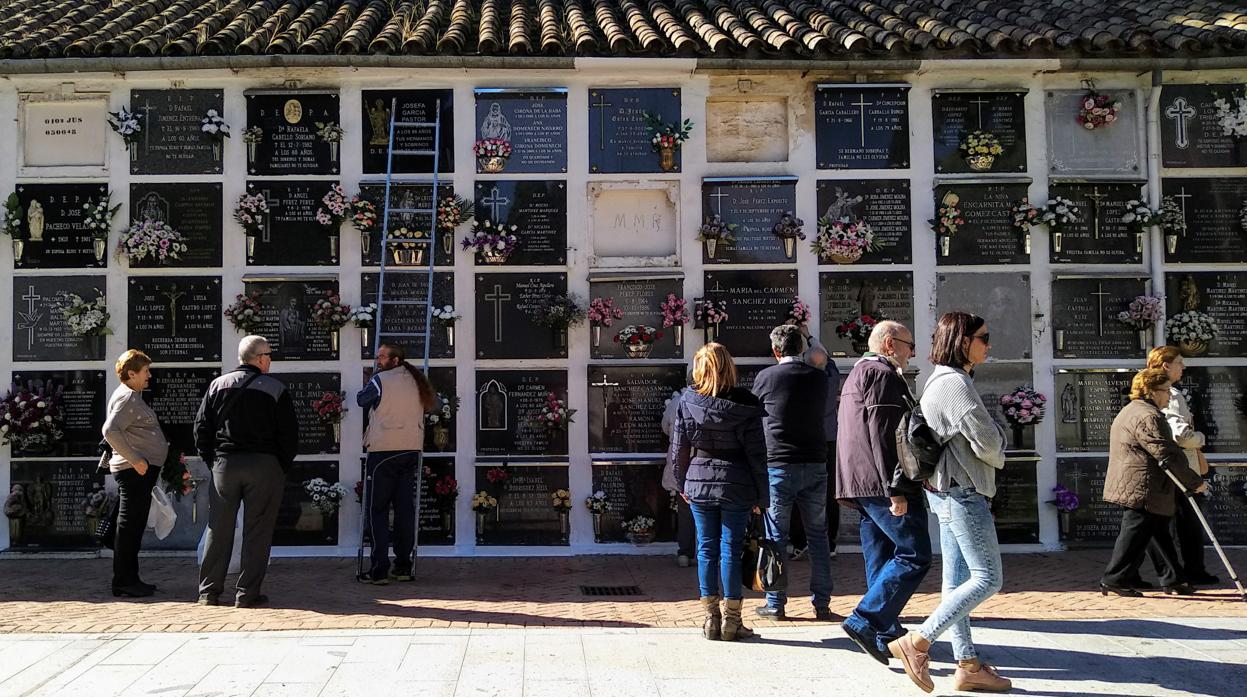 El Cementerio de San Rafael durante la mañana del Día de Todos los Santos