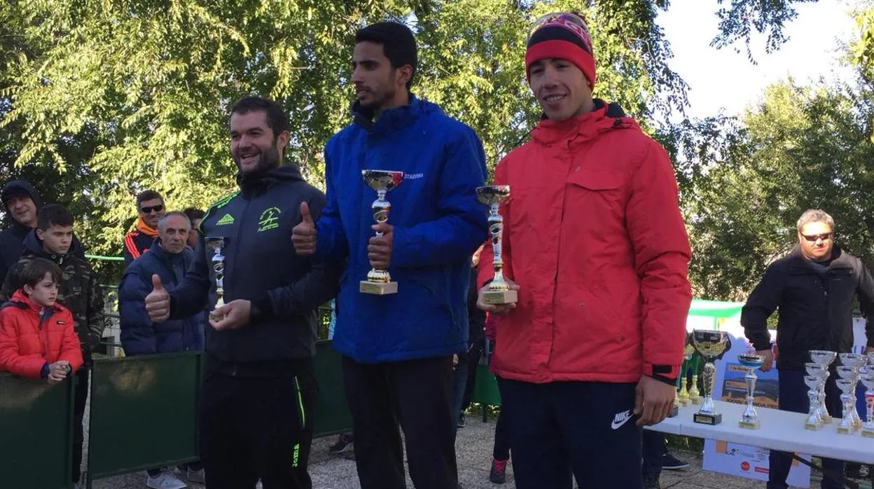 Los tres primeros clasificados en Cabra, en el podio