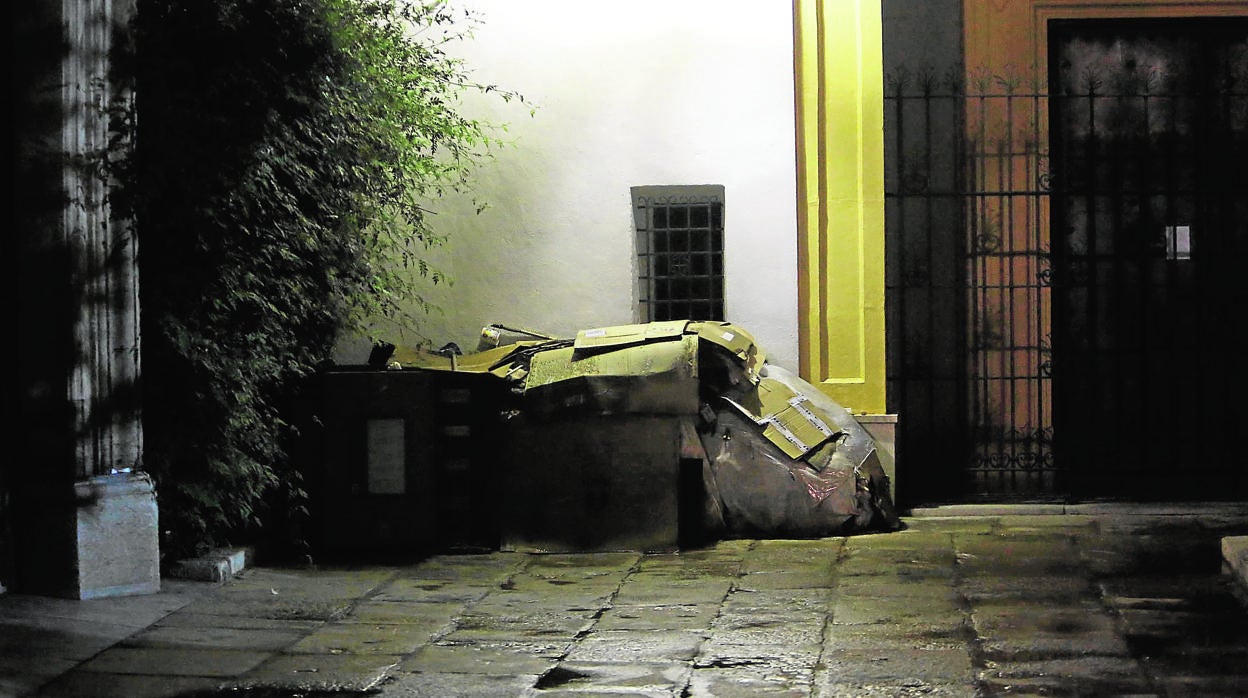 Cama improvisada hecha a base de cartones junto al convento de las Capuchinas