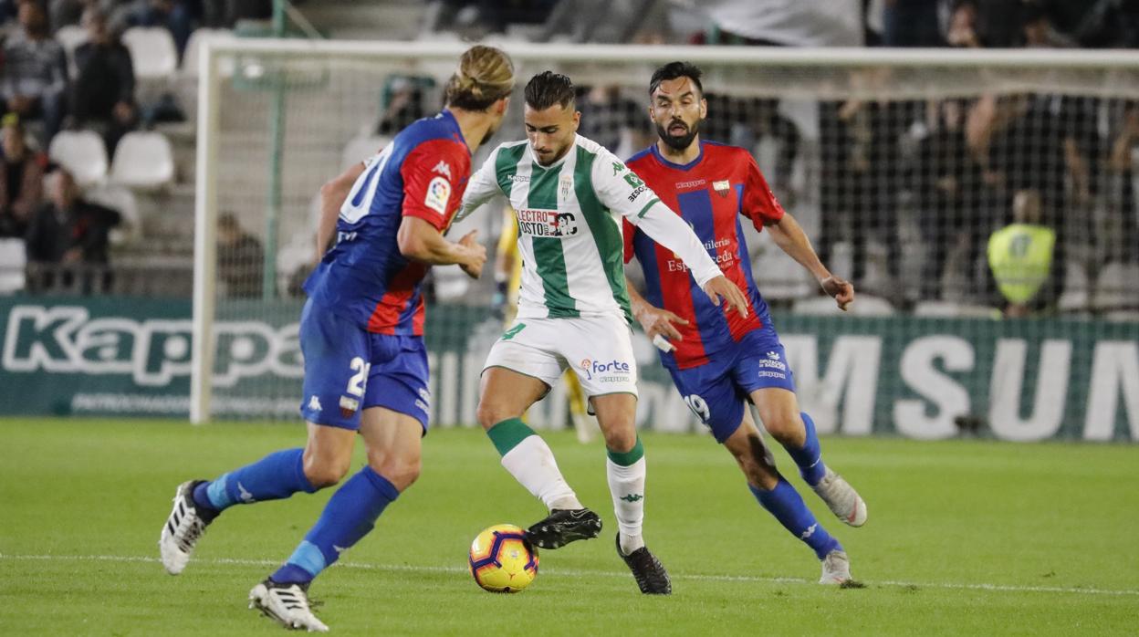 Luis Muñoz se marcha de Aitore en una acción del Córdoba CF-Extremadura UD