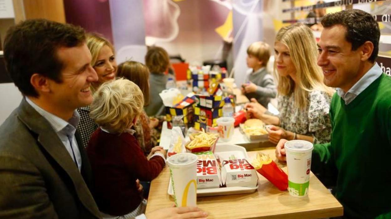 Pablo Casado y Juanma Moreno con sus respectivas familias comiendo en un restaurante de comida rápida en Sevilla, este domingo