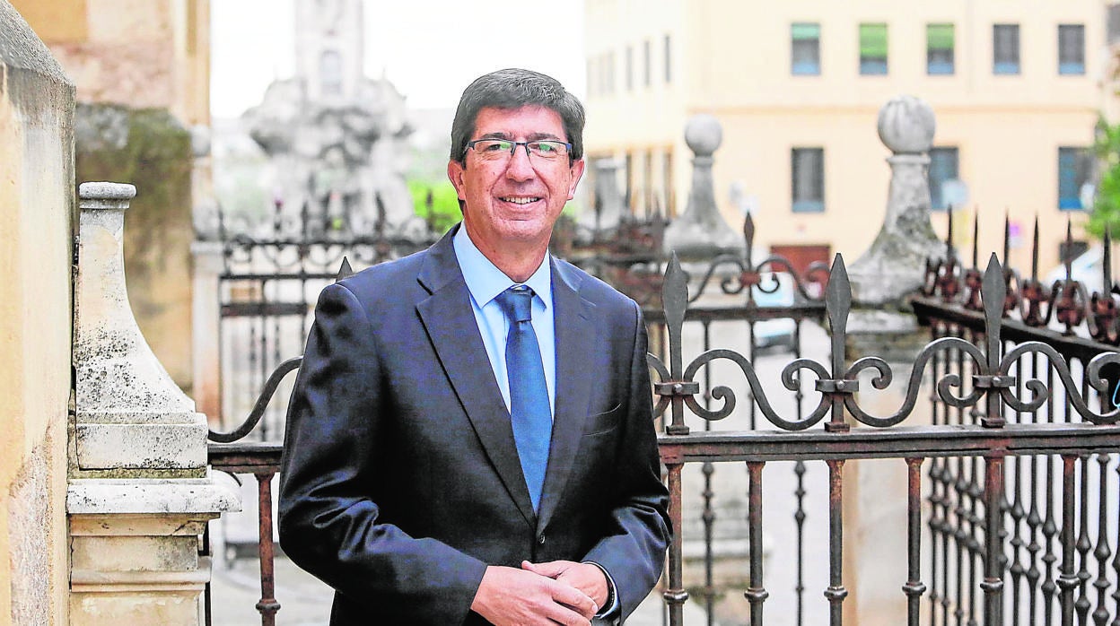 Juan Marín, ante el Triunfo de San Rafael, junto a la Mezquita-Catedral