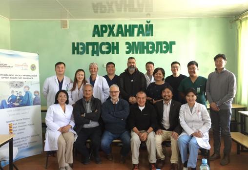 El equipo del doctor Gómez con compañeros mongoles