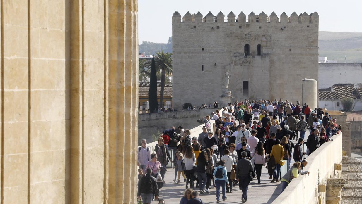 Imagen, ayer de los turistas atravesando el Puente Romano