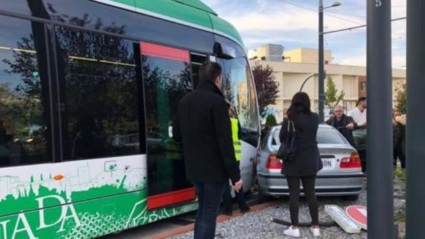 Heridas dos personas tras chocar un coche con el metro de Granada