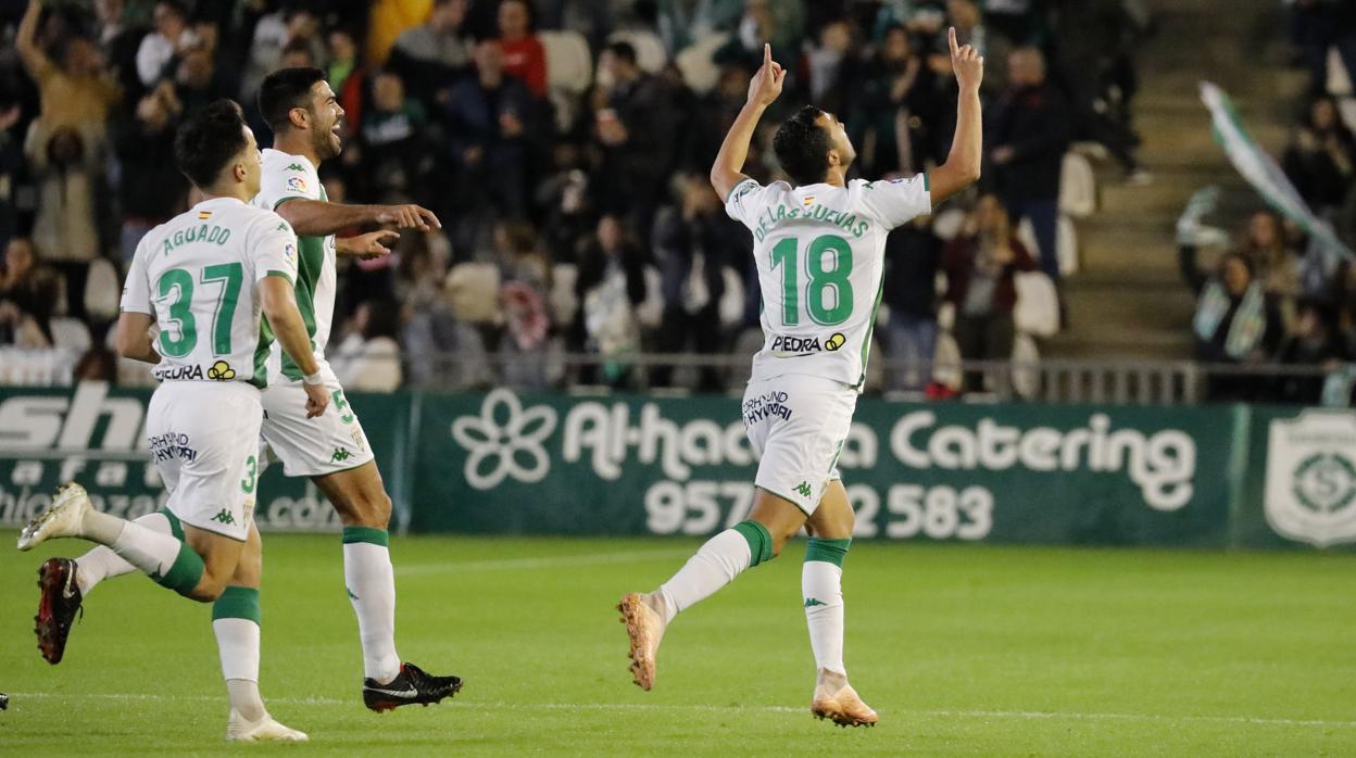 Miguel de las Cuevas celebra el primer tanto ante el Extremadura