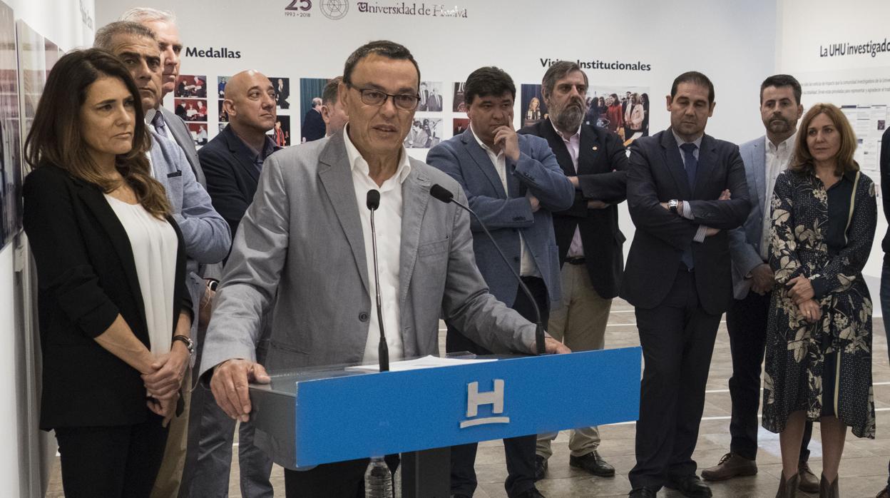 El presidente de la Diputación y secretario general del PSOE de Huelva, Ignacio Caraballo, ante el atril