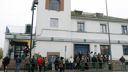 Un grupo de parados hacen cola ante la oficina del SAE de las Lonjas en plena crisis (2009)