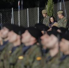 La ministra de Defensa: «Algunas instalaciones de Cerro Muriano han quedado antiguas»