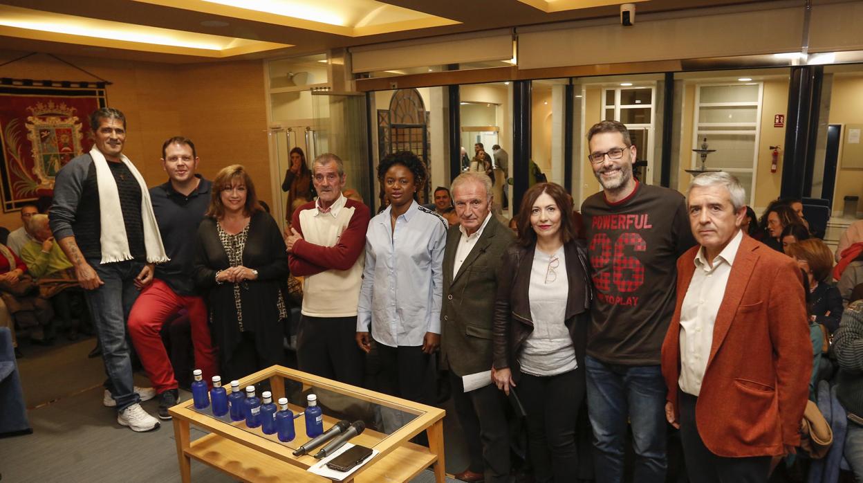 Participantes en la mesa redonda al inicio del acto