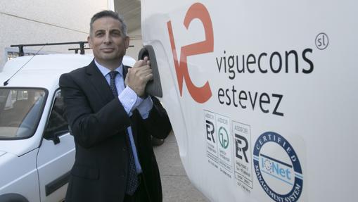 El gerente de Viguecons Estévez posa junto a uno de los vehículos de la empresa