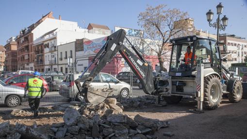 Obreros en los trabajos de remodelación de la Ronda del Marrubial de la Junta