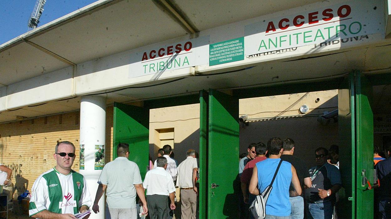 Varios aficionados entran a Tribuna y Anfiteatro en el estadio El Arcángel