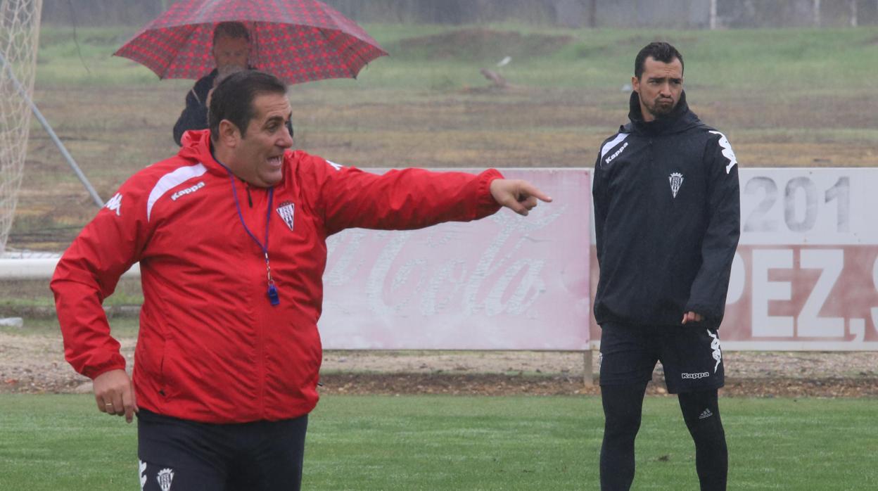 Sandoval, en medio de la lluvia, junto a De las Cuevas, en el entrenamiento del miércoles