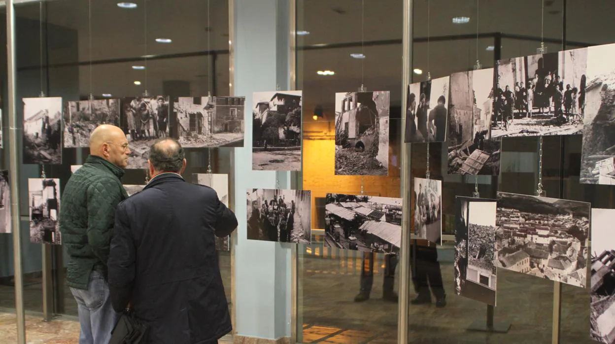 Dos visitantes contemplan las imágenes de la exposición en Cabra