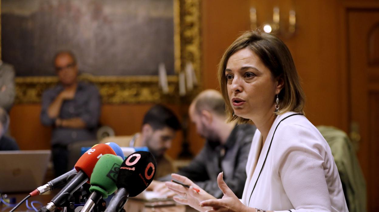 La alcaldesa, Isabel Ambrosio, en una rueda de prensa