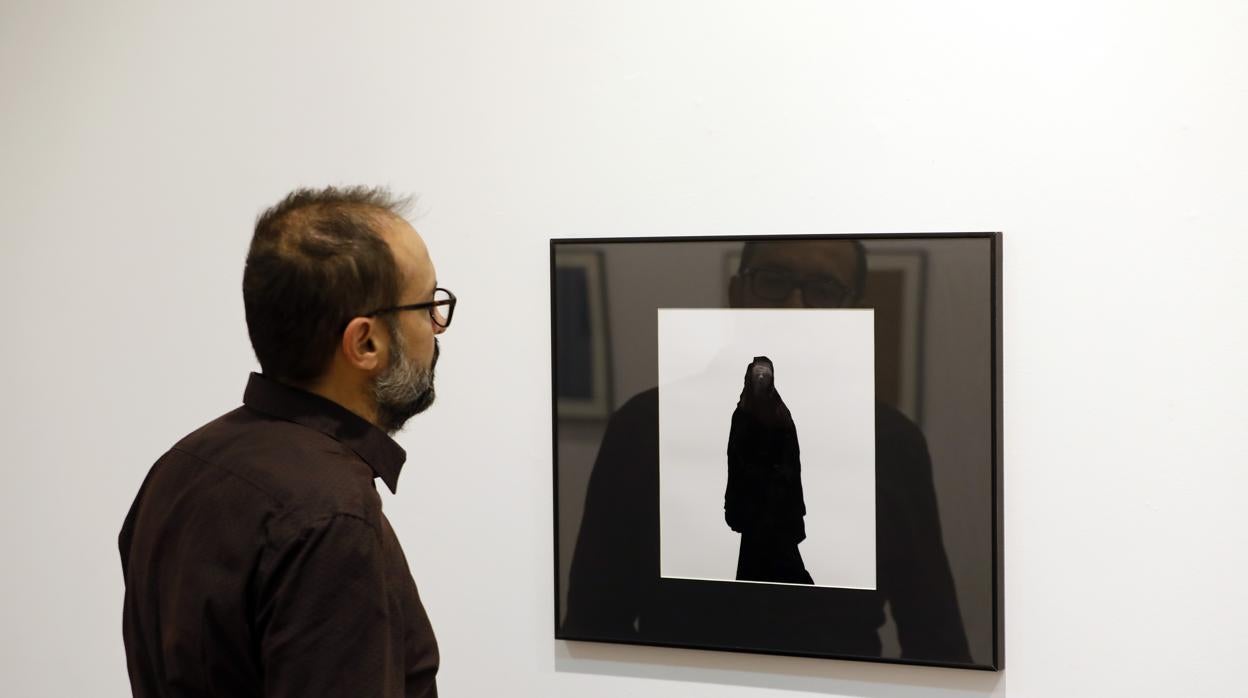 Manuel Torres, ante una de las obras galardonadas en los premios Mezquita de Córdoba