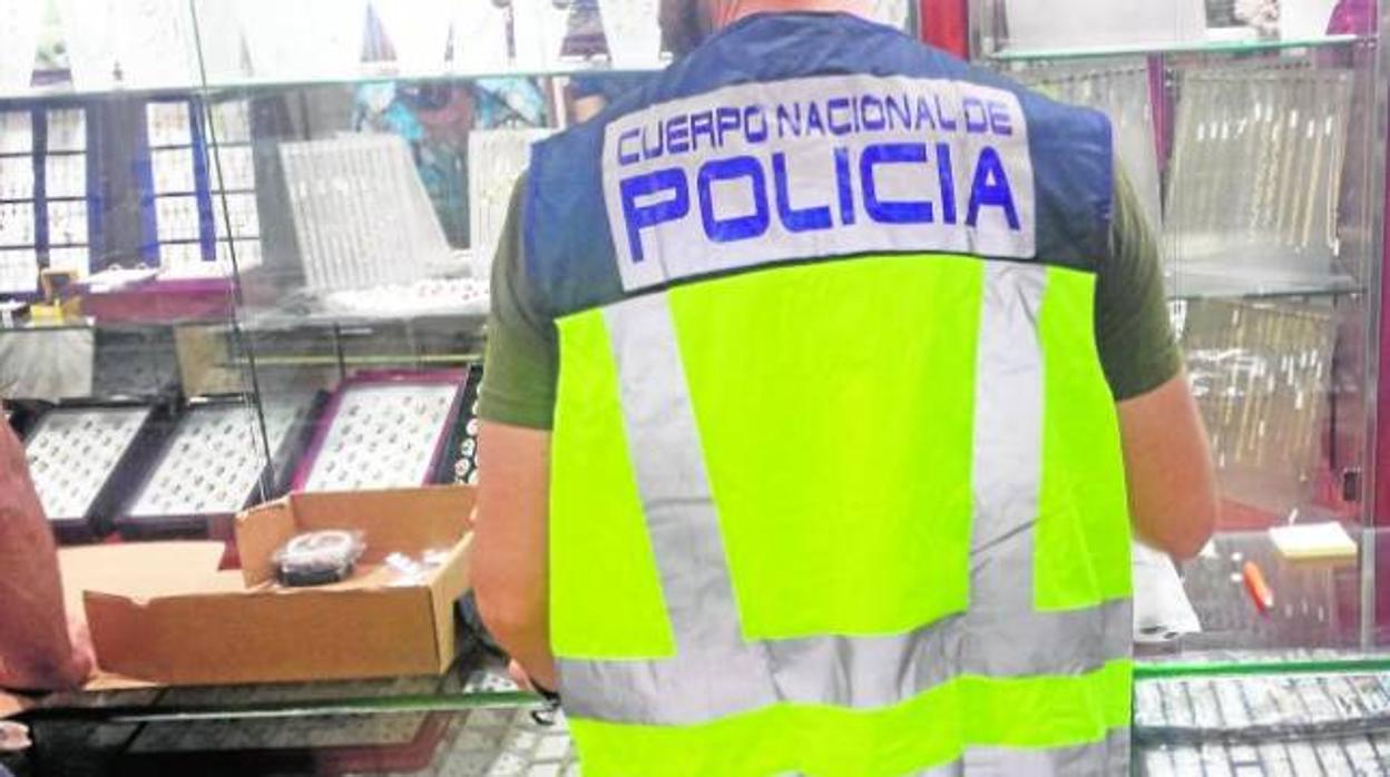 Un agente de policía durante una intervención de piezas falsificadas