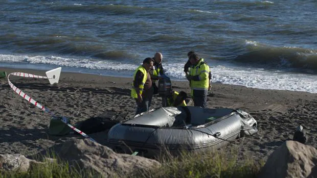 Buscan al patrón y al piloto de la patera de Vélez-Málaga con dos fallecidos