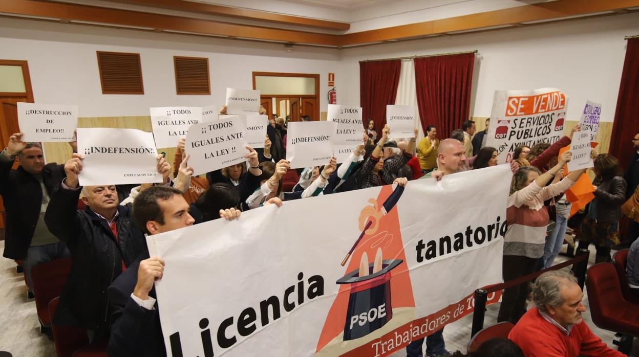 Protesta de los trabajadores de Tanatorios de Córdoba en el Pleno municipal