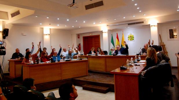 El Ayuntamiento de Los Barrios declara persona «non grata» al alcalde de San Roque