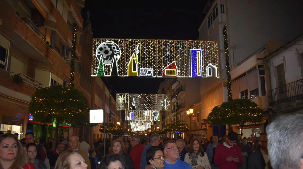 Vecinos de Puente Genil asisten a la inauguración del alumbrado navideño de este año, el primero de España