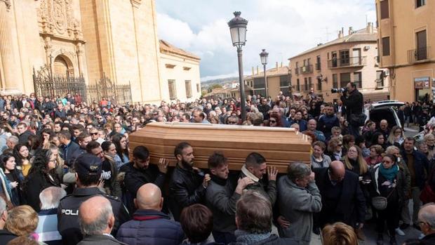 Guadix despide en la Catedral a las víctimas de la explosión en la pirotecnia