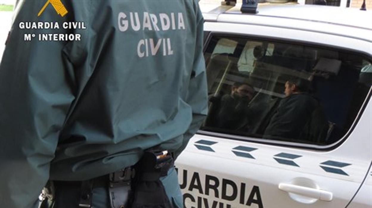 Imagen de archivo de un agente y un vehículo de la Guardia Civil.