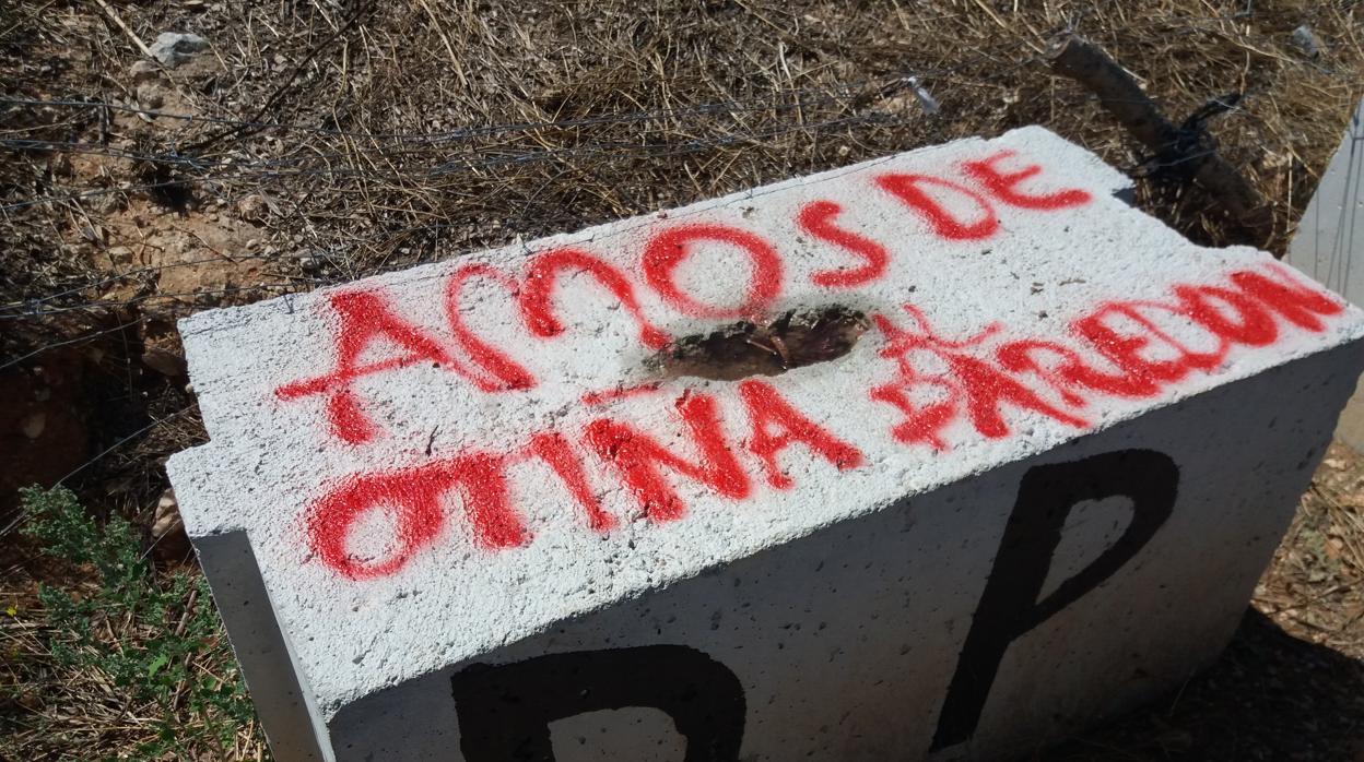 Bloque que refleja la pintada en la que se pide el paredón para los propietarios de la finca