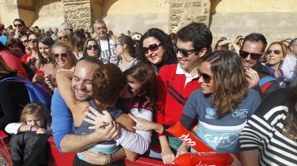 Una atleta recibe el abrazo y reconocimientos de familiares y amigos en la meta del año pasado