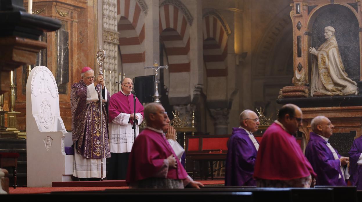 El obispo oficiando misa en la Catedral de Córdoba