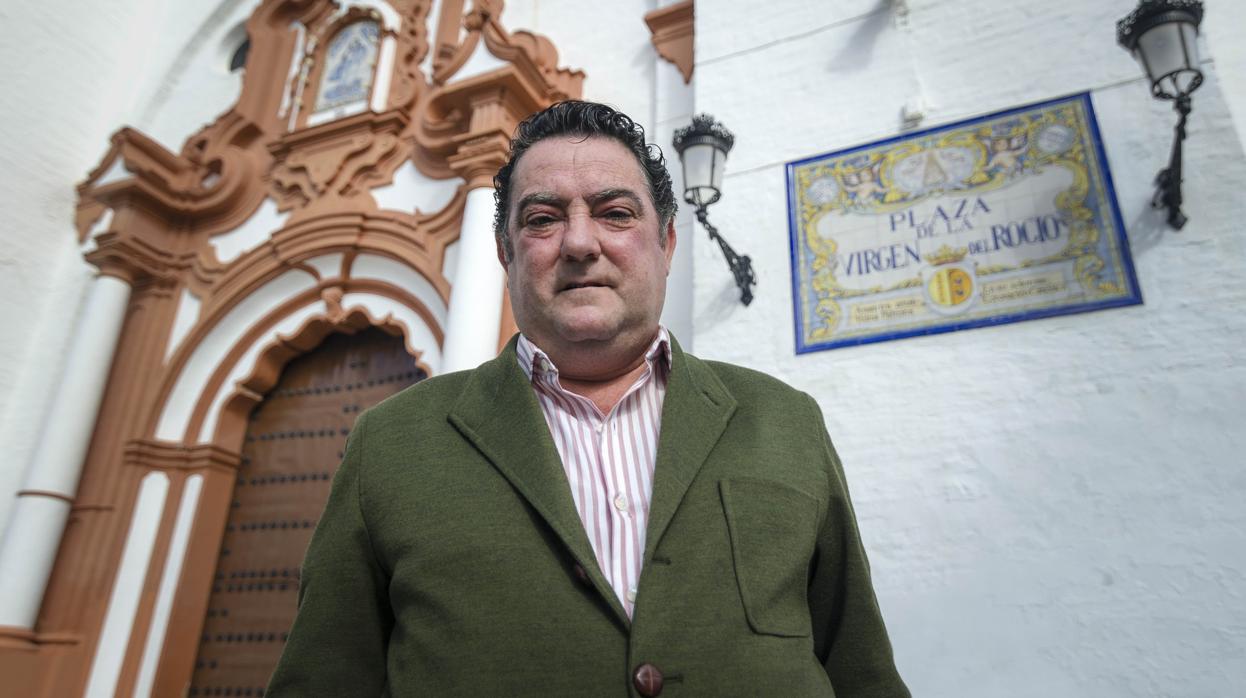 Rafael González Serna ante la fachada de la Parroquia de Ntra. Sra. de la Asunción, en Almonte