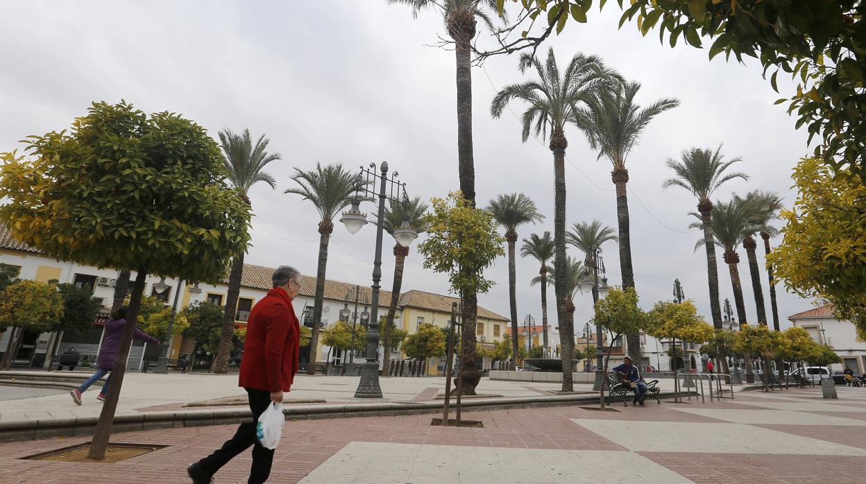 Una mujer pasea por la plaza que ya se llama Derechos Humanos