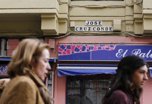 Viandantes en la hasta ahora callr José Cruz Conde