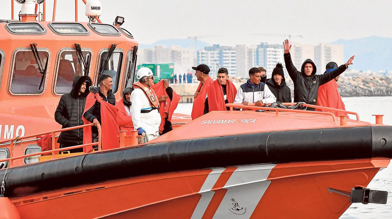 Inmigrantes llegando a puertos andaluces tras ser rescatados