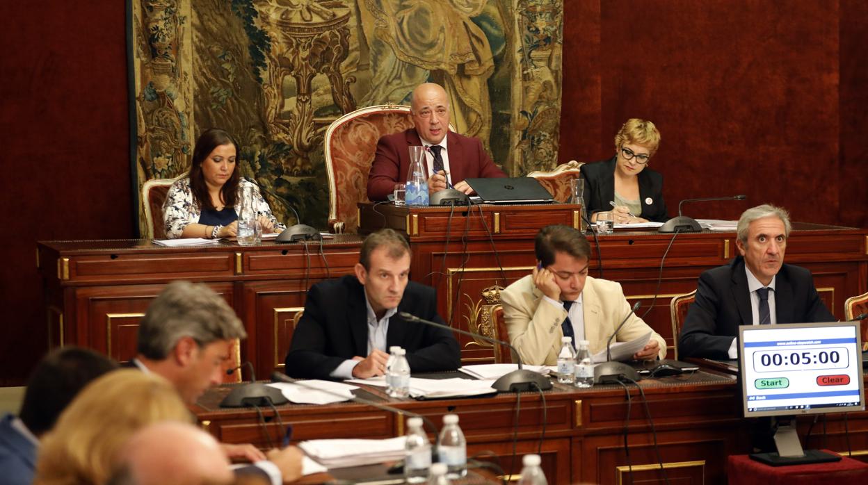 El presidente de la Diputación de Córdoba, Antonio Ruiz, durante un Pleno