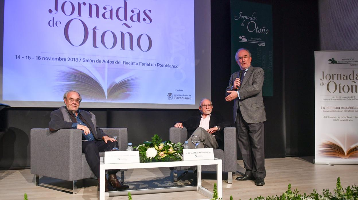 Manuel Gutiérrez Aragón, José María Merino y Santiago Muñoz Machado, durante las jornadas en Pozoblanco