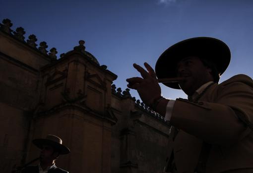 Tamborileros acercándose a la Mezquita-Catedral