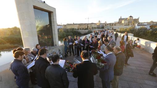 Imagen de la tradicional ofrenda floral en la hornacina del Puente Romano