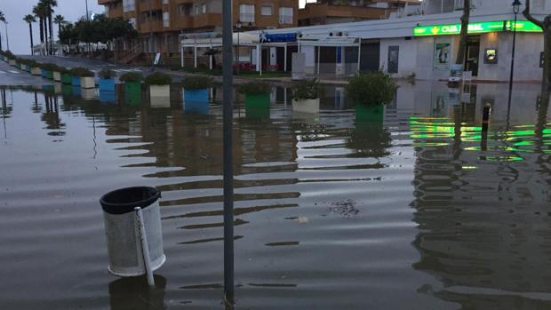 Cortes de carreteras e inundaciones en toda Huelva por la intensa lluvia