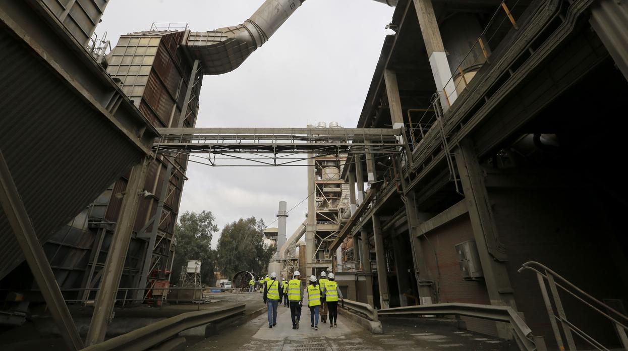 Trabajadores de Cosmos en las instalaciones de la cementera