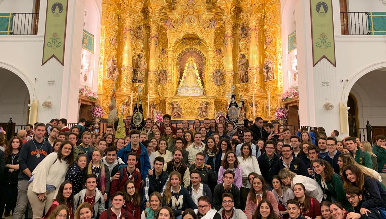 Los jóvenes cofrades de la Diócesis de Córdoba ante las plantas de la Virgen del Rocío