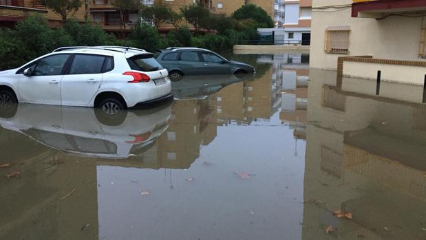 Las intensas lluvias se ceban con la costa de Huelva y Málaga