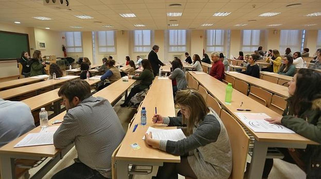 Opositores en medio de un examen