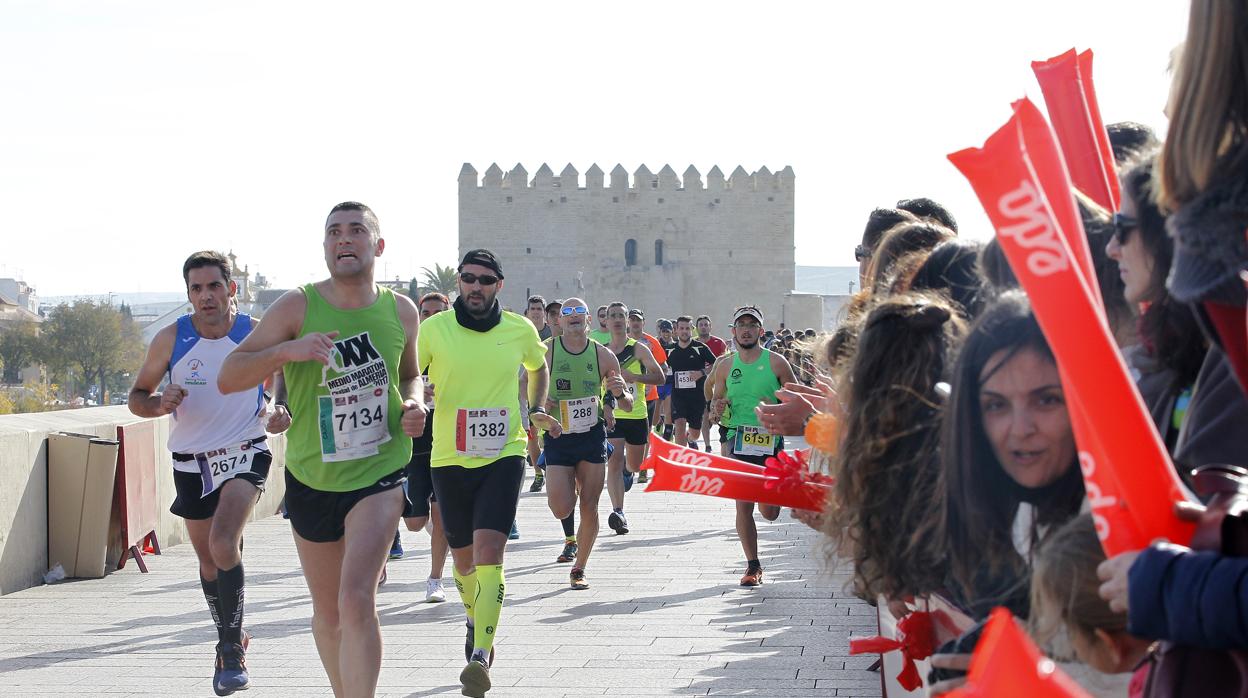 Corredores de la Media por el Puente Romano