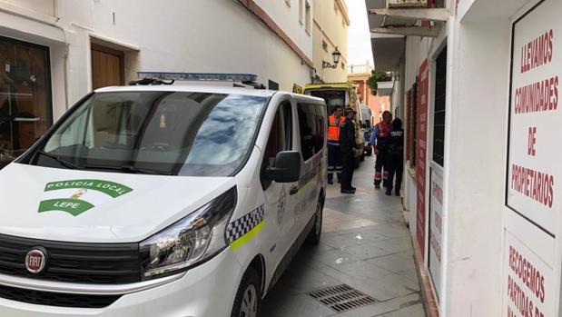 Una mujer da a luz a mellizos en plena calle en Lepe