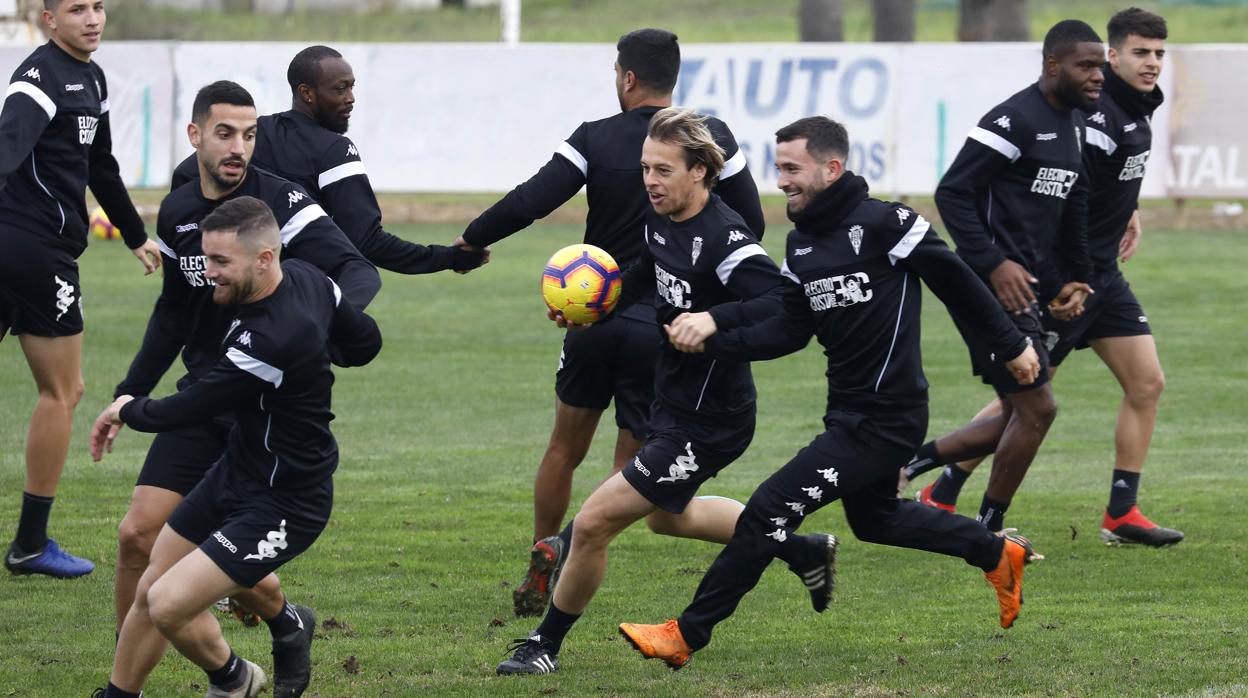 Javi Lara, en el entrenamiento de este miércoles, unos minutos antes de lesionarse