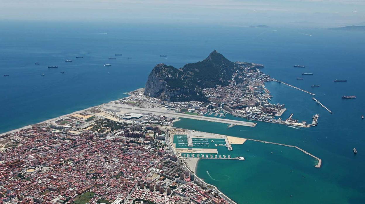 Imagen de La Línea de la Concepción y del Peñón de Gibraltar, separados por la pista del aeropuerto.