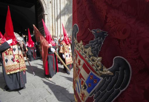 Nazarenos de la Caridad de Córdoba durante su salida procesional el Jueves Santo